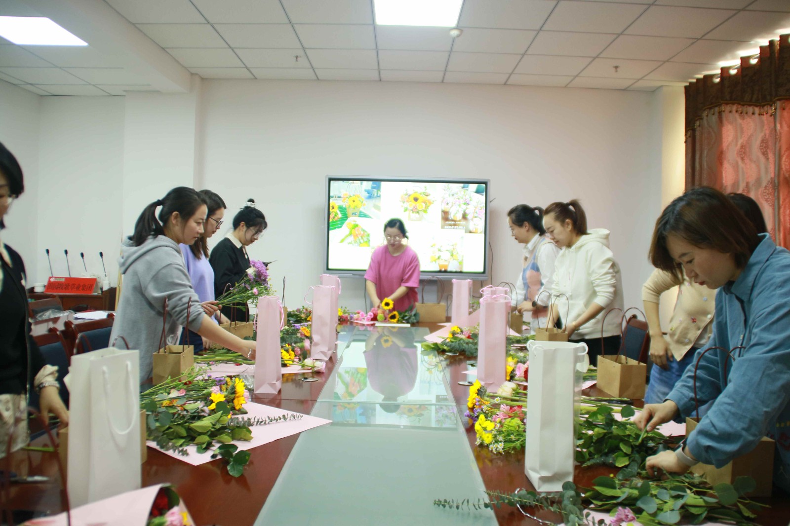 柔肩擔(dān)重任 巾幗綻芳華 ——甘肅亞盛田園牧歌草業(yè)集團(tuán)有限責(zé)任公司工會(huì)舉辦慶“ 三八”藝術(shù)插花活動(dòng)